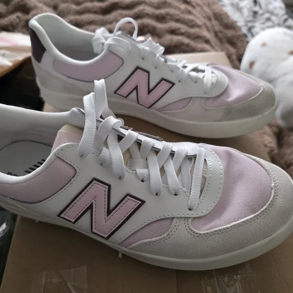 New Balance Women's Pink and White Sneakers Size 8 - Picture 2 of 8